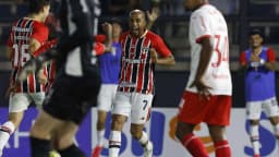 Jogadores do São Paulo comemoram em campo durante partida