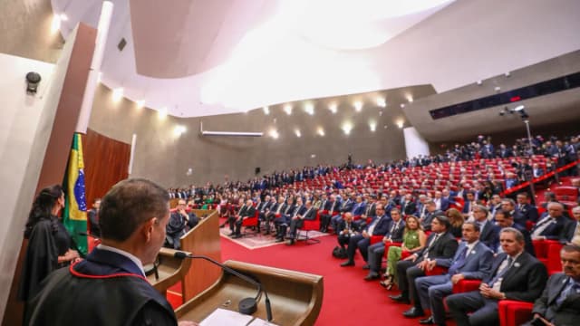 Ministro Nunes Marques discursa em púlpito durante sessão solene no plenário do TSE