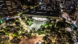 Vista aérea noturna do Palácio da Inconfidência, sede da Assembleia Legislativa de Minas Gerais, em Belo Horizonte