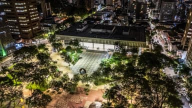 Vista aérea noturna do Palácio da Inconfidência, sede da Assembleia Legislativa de Minas Gerais, em Belo Horizonte