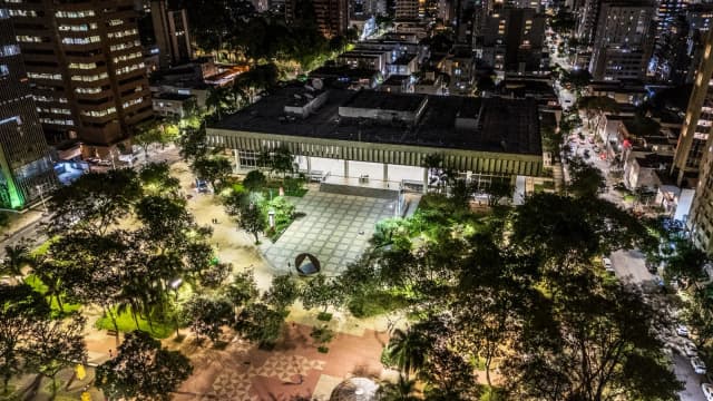 Vista aérea noturna do Palácio da Inconfidência, sede da Assembleia Legislativa de Minas Gerais, em Belo Horizonte