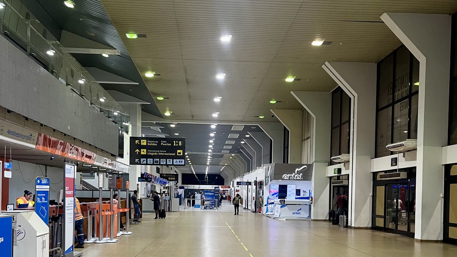 Foto de arquivo do saguão principal do Aeroporto Internacional Viru Viru, na Bolívia, com balcões de atendimento e placas de sinalização