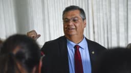 O ministro Flávio Dino discursa durante entrevista