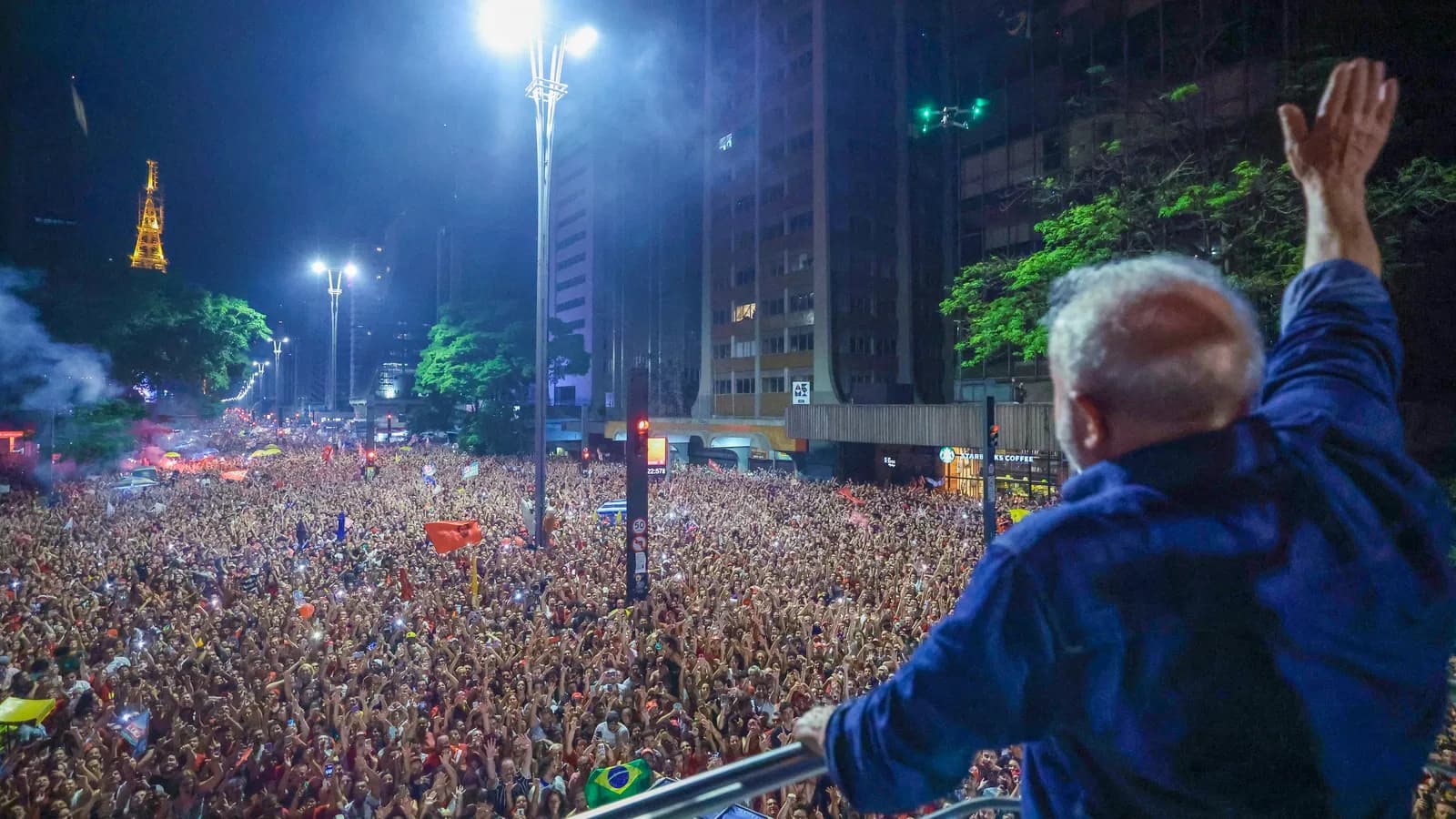 Lula acena para multidão durante discurso na avenida Paulista, em São Paulo