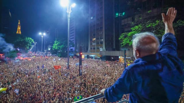 Lula acena para multidão durante discurso na avenida Paulista, em São Paulo