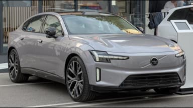 Volvo ES90 cinza visto em ângulo frontal-lateral, sedã elétrico da marca