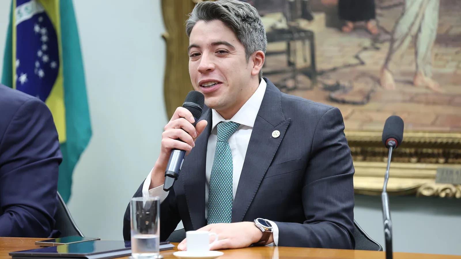 O deputado André Janones discursa em sessão da Câmara dos Deputados (foto de arquivo)