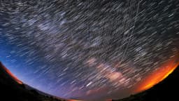 Rastros de satélites Starlink cruzando o céu noturno estrelado, foto de arquivo