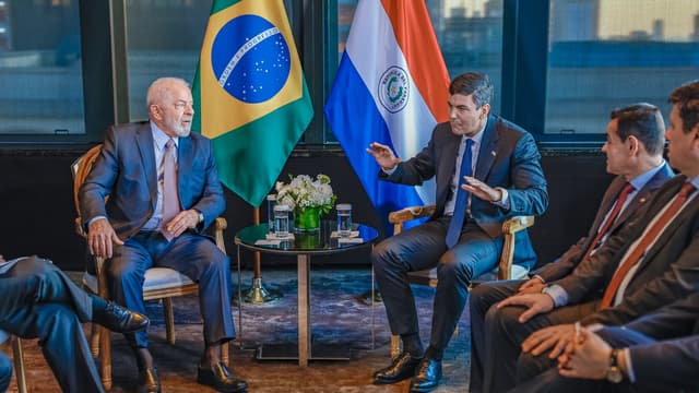 Foto de arquivo de 2023: o presidente Lula e o presidente do Paraguai, Santiago Peña, sentados frente a frente durante reunião, com as bandeiras do Brasil e do Paraguai ao fundo