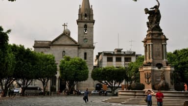 Praça da Matriz, no Centro Histórico de Manaus, com a Igreja Matriz de Nossa Senhora da Conceição ao fundo