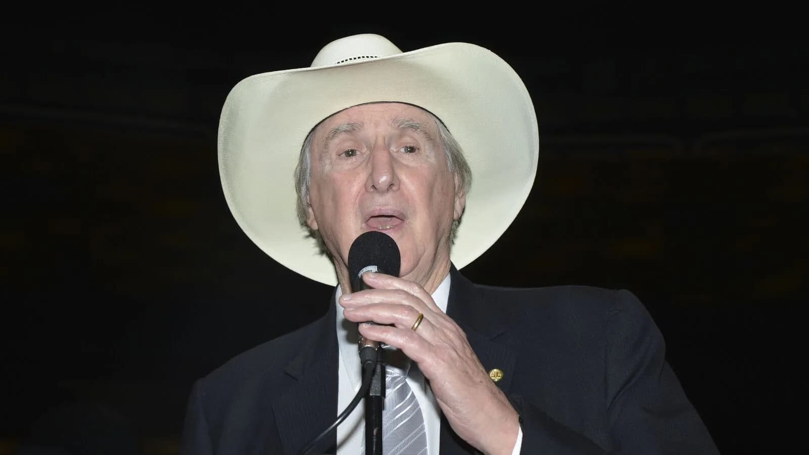 O cantor Sérgio Reis, intérprete de 'O Menino da Porteira', canta ao microfone com chapéu de cowboy