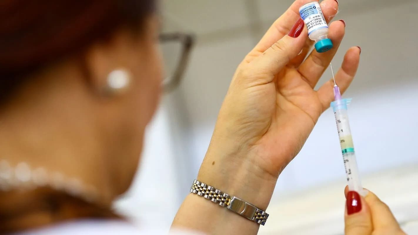 Profissional de saúde prepara dose de vacina contra o sarampo