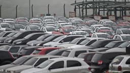 Pátio com centenas de carros novos estacionados lado a lado, aguardando distribuição a concessionárias (imagem de arquivo de montadora, sem relação com marca específica citada na matéria)