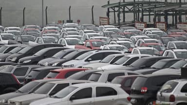 Pátio com centenas de carros novos estacionados lado a lado, aguardando distribuição a concessionárias (imagem de arquivo de montadora, sem relação com marca específica citada na matéria)