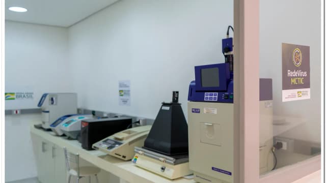 Equipamentos de um laboratório de pesquisa em Belo Horizonte, da Rede Vírus
