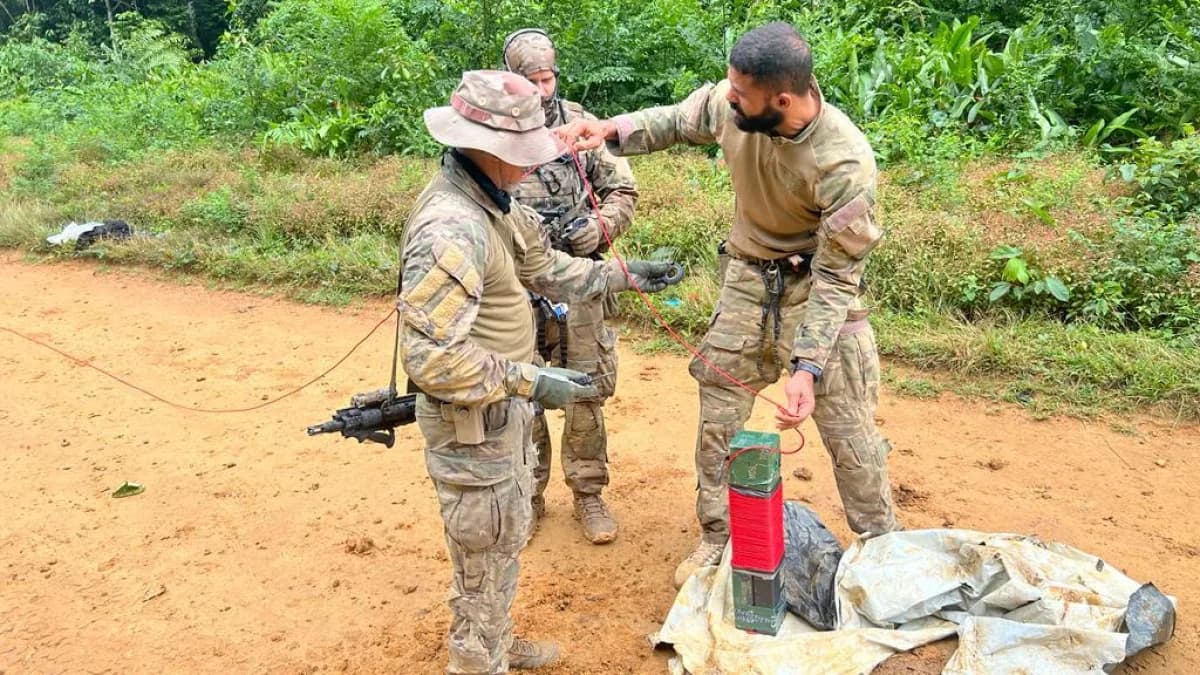 Militares das Forças Armadas neutralizam pista de pouso clandestina usada por garimpo ilegal em Roraima