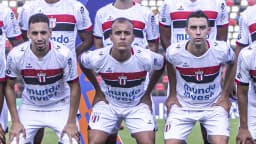 Elenco do Botafogo-SP reunido em campo antes de partida do Paulistão