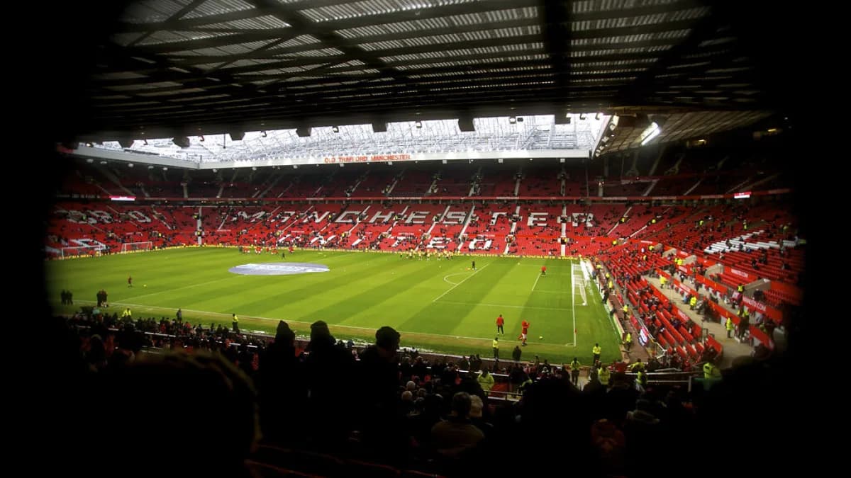 Gramado de Old Trafford durante partida, com torcida nas arquibancadas