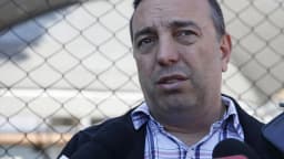 Fernando Francischini concede entrevista em frente a um gradil, em foto de outubro de 2021