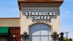 Fachada de uma loja da rede Starbucks