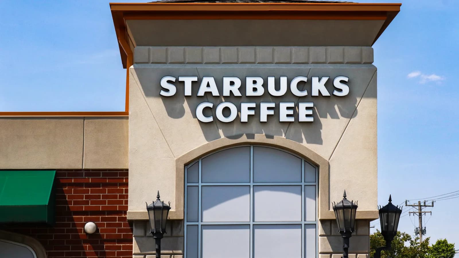 Fachada de uma loja da rede Starbucks