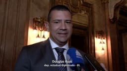 Douglas Ruas, deputado estadual do Rio de Janeiro pelo PL, concede entrevista em corredor da Alerj