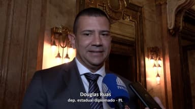 Douglas Ruas, deputado estadual do Rio de Janeiro pelo PL, concede entrevista em corredor da Alerj