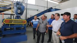 Grupo de trabalhadores e visitantes dentro de um frigorífico de carne bovina, foto de arquivo ilustrativa do setor