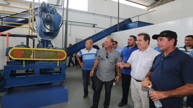 Grupo de trabalhadores e visitantes dentro de um frigorífico de carne bovina, foto de arquivo ilustrativa do setor