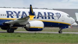 Avião Boeing 737 MAX da Ryanair taxiando na pista de um aeroporto