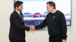 Elon Musk, CEO da SpaceX, cumprimenta autoridade durante reunião