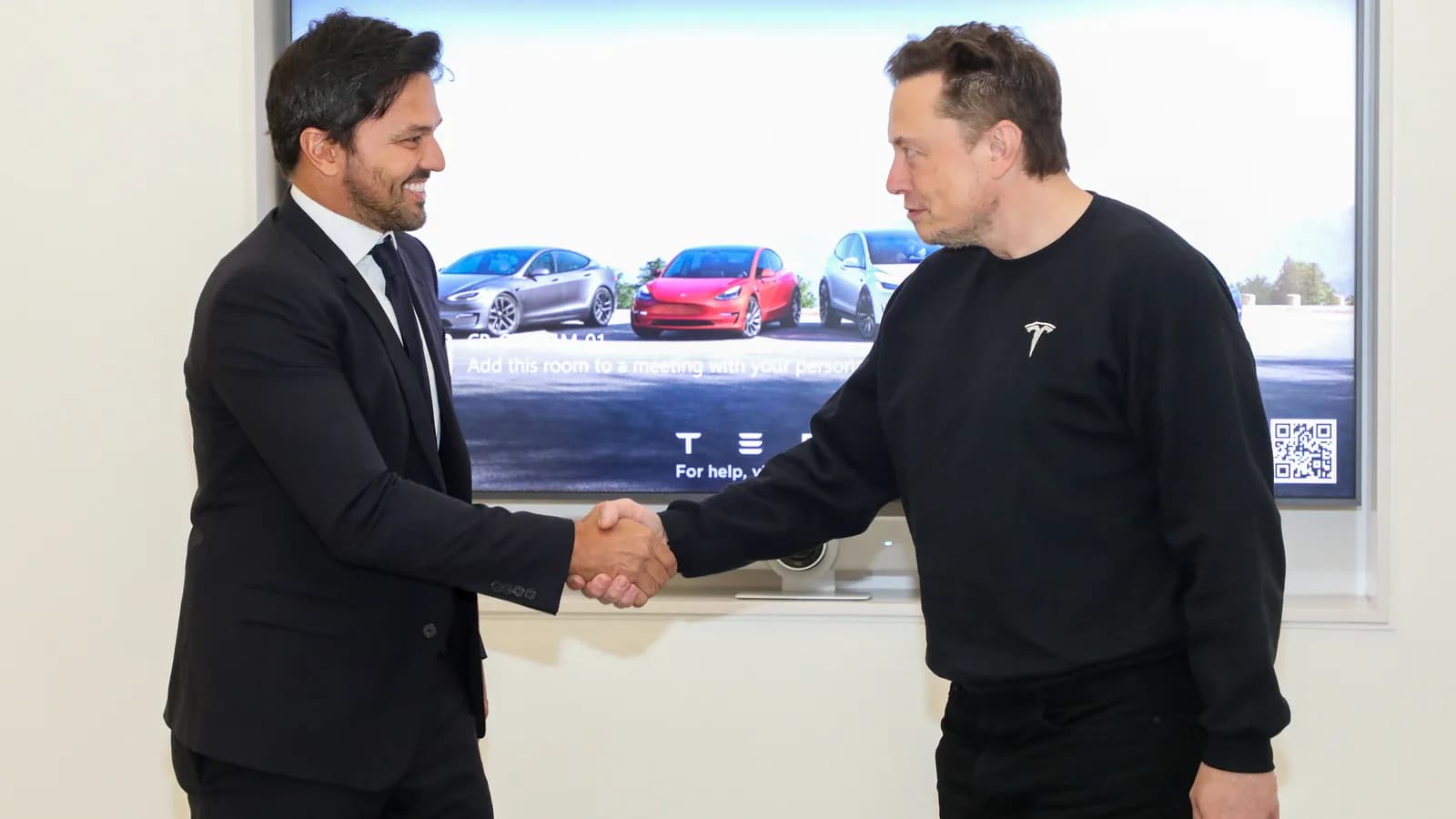 Elon Musk, CEO da SpaceX, cumprimenta autoridade durante reunião