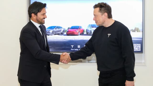 Elon Musk, CEO da SpaceX, cumprimenta autoridade durante reunião