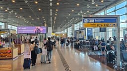Passageiros com malas no saguão de embarque do Aeroporto de Guarulhos, em São Paulo