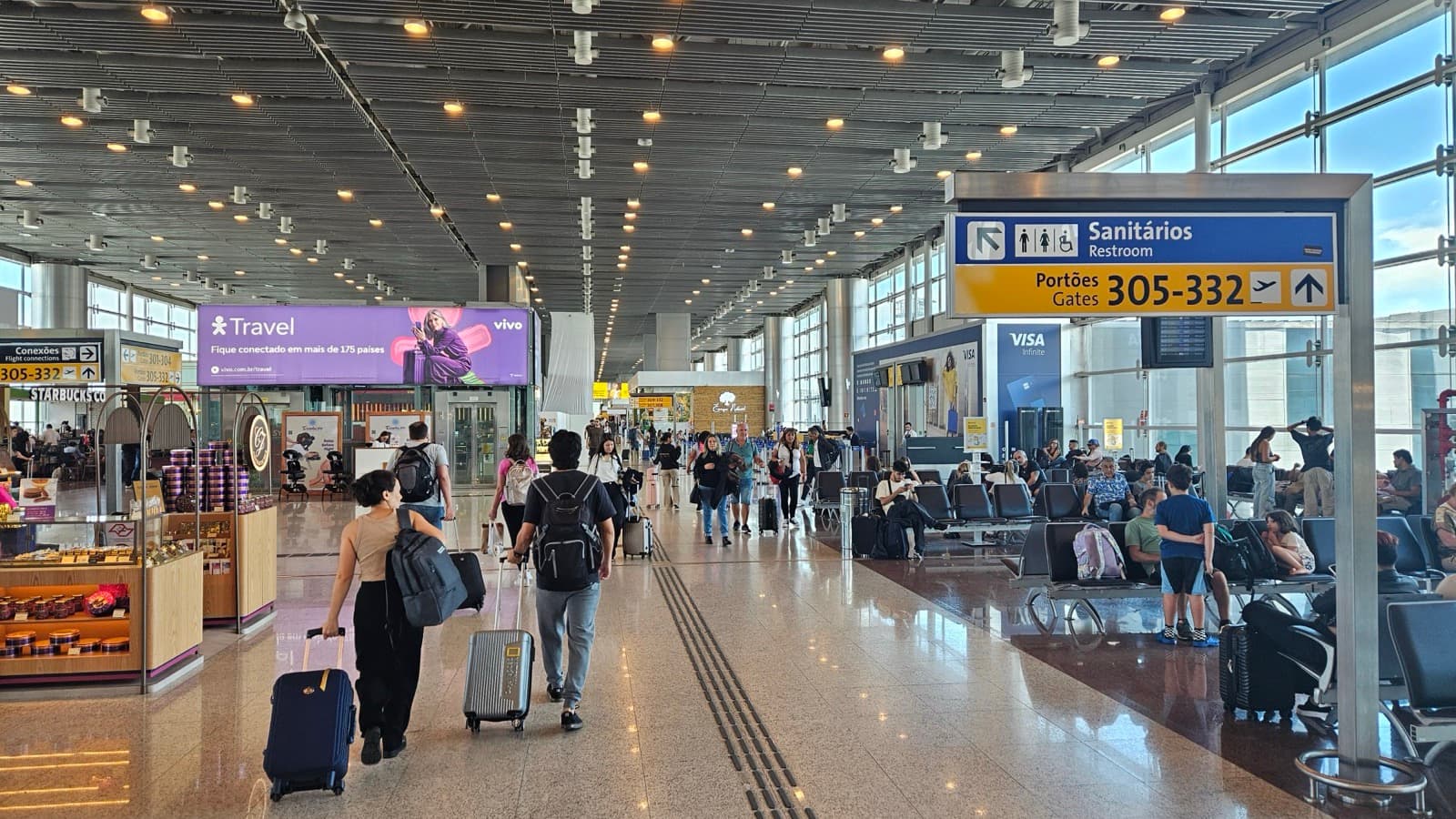 Passageiros com malas no saguão de embarque do Aeroporto de Guarulhos, em São Paulo