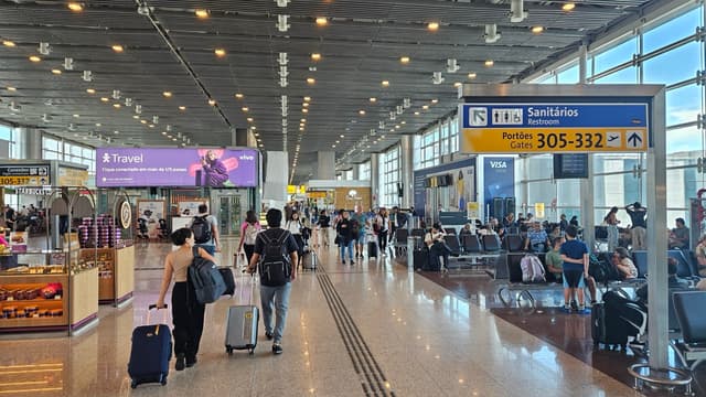 Passageiros com malas no saguão de embarque do Aeroporto de Guarulhos, em São Paulo