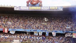 Torcida do Cruzeiro lotando a arquibancada do Mineirão sob faixas do time, em foto de arquivo