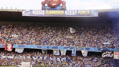 Torcida do Cruzeiro lotando a arquibancada do Mineirão sob faixas do time, em foto de arquivo