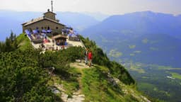 Kehlsteinhaus, o Ninho da Águia, construção de pedra no topo de montanha nos Alpes, com visitantes