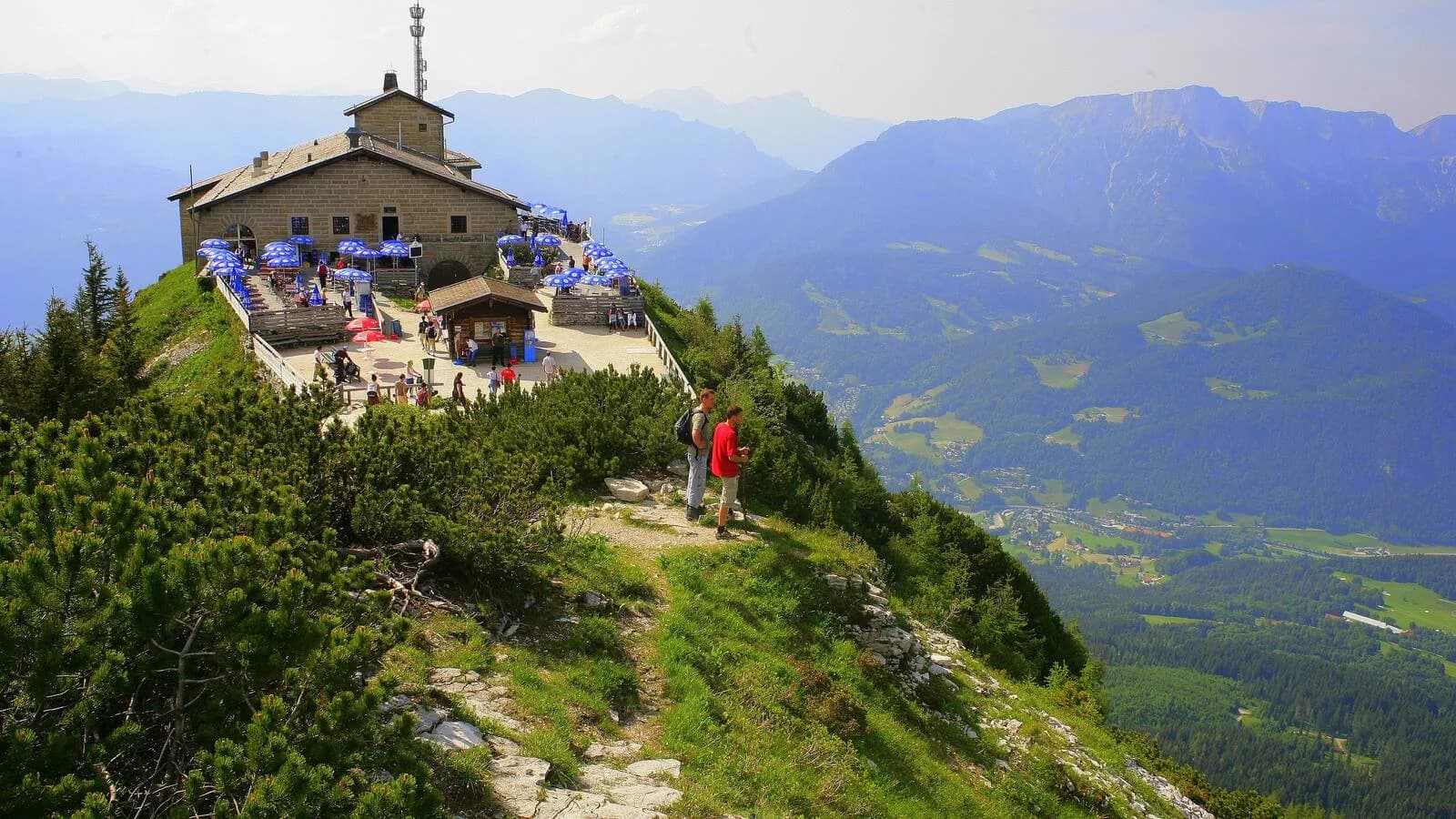 Kehlsteinhaus, o Ninho da Águia, construção de pedra no topo de montanha nos Alpes, com visitantes