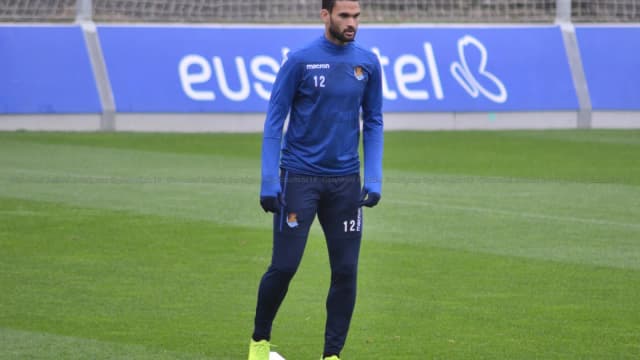 Willian José durante treino com a camisa da Real Sociedad, clube espanhol pelo qual já jogou