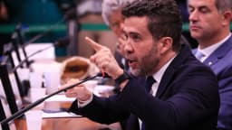 André Janones gesticula durante sessão na Câmara dos Deputados