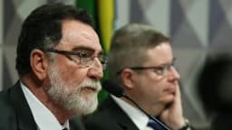 Patrus Ananias fala ao microfone em comissão no Congresso, sentado ao lado de outro parlamentar