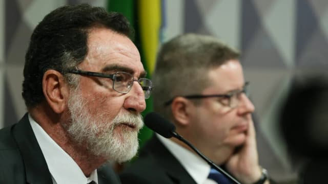 Patrus Ananias fala ao microfone em comissão no Congresso, sentado ao lado de outro parlamentar