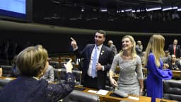 Flávio Bolsonaro e Fernanda Bolsonaro no plenário do Congresso