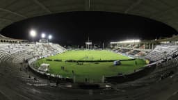 Vista interna do estádio de São Januário durante partida noturna, com torcida nas arquibancadas