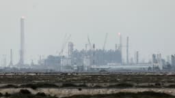 Infraestrutura de refinaria de petróleo sob céu nublado