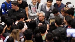 Jensen Huang, CEO da Nvidia, cercado por estudantes após palestra na Universidade Stanford