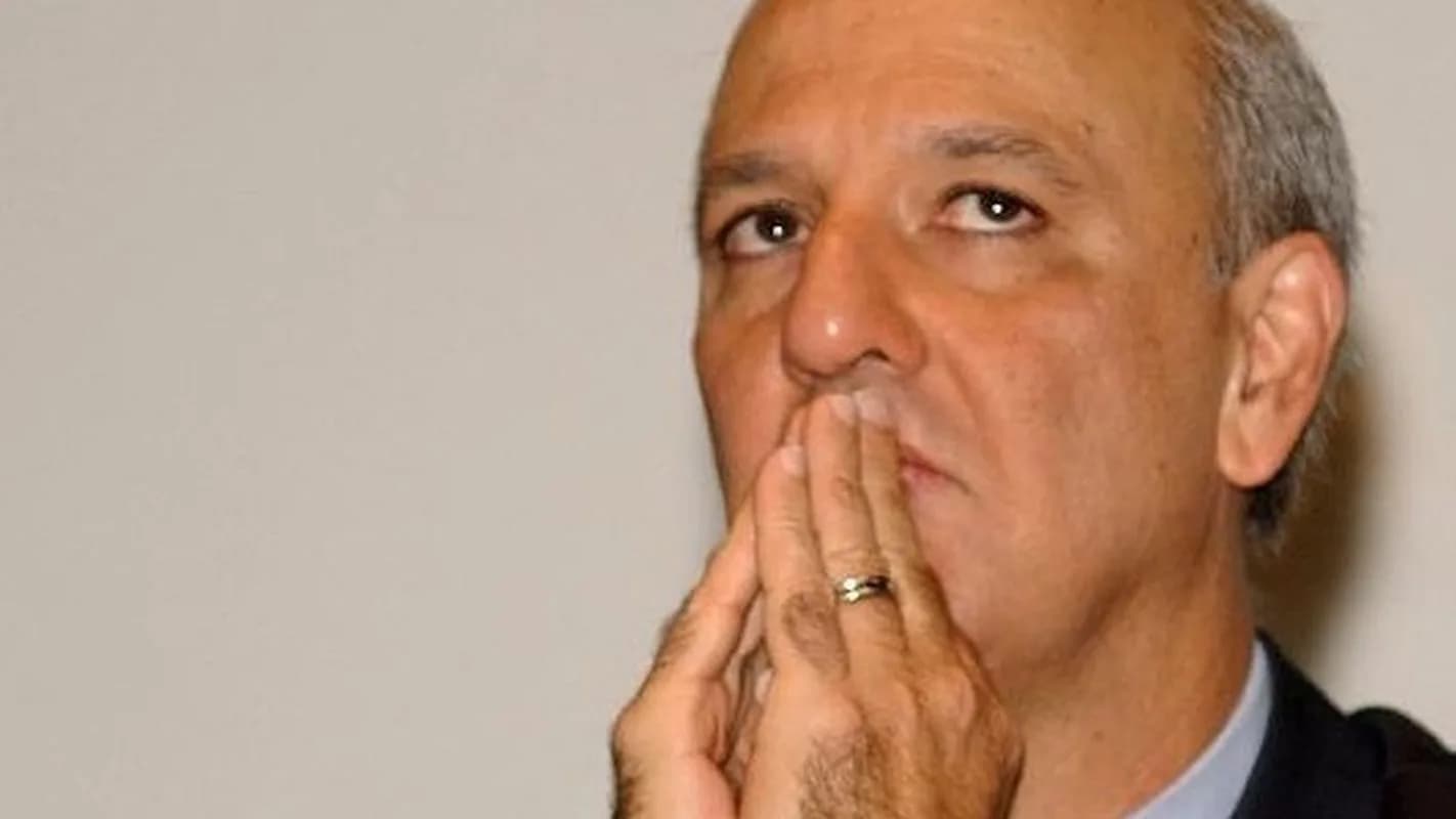 José Roberto Arruda em foto de arquivo, com a mão próxima ao rosto, expressão pensativa