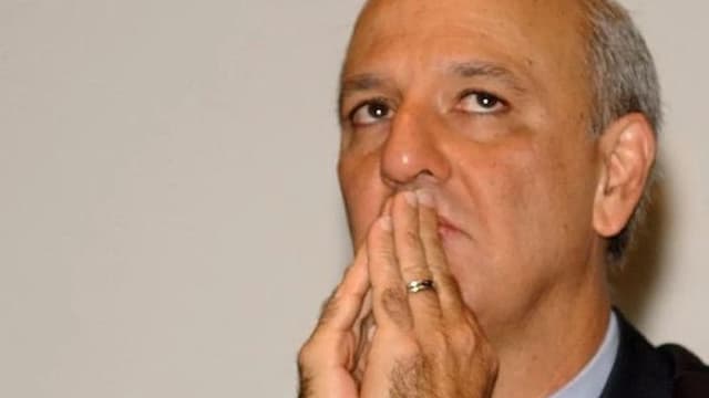 José Roberto Arruda em foto de arquivo, com a mão próxima ao rosto, expressão pensativa